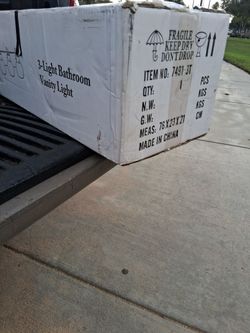 Caja de 3 light bathroom vanit  light  nueva $20 dolares
