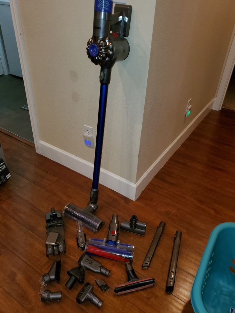 DYSON CORDLESS VACUUM WITH ALL ATTACHMENTS--Dyson Cyclone V6 Motorhead Cordless Vacuum