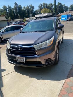 Toyota Highlander SUV with Roof Rack