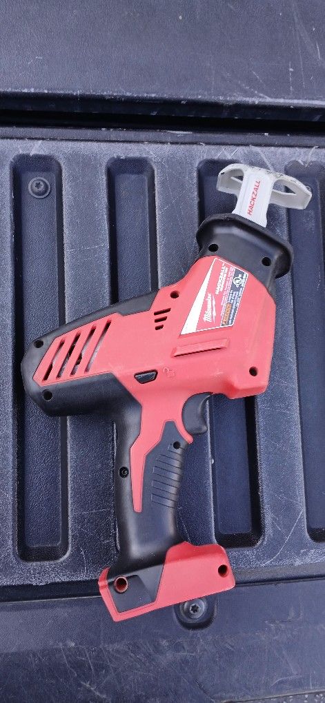 Milwaukee M18 Hackzall sierra de sable de uso con una sola mano inalámbrica de 18 voltios (solo la herramienta, sin batería)