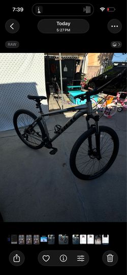 BEST OFFER TAKES IT (NO LOW BALLERS) TREK BIKE