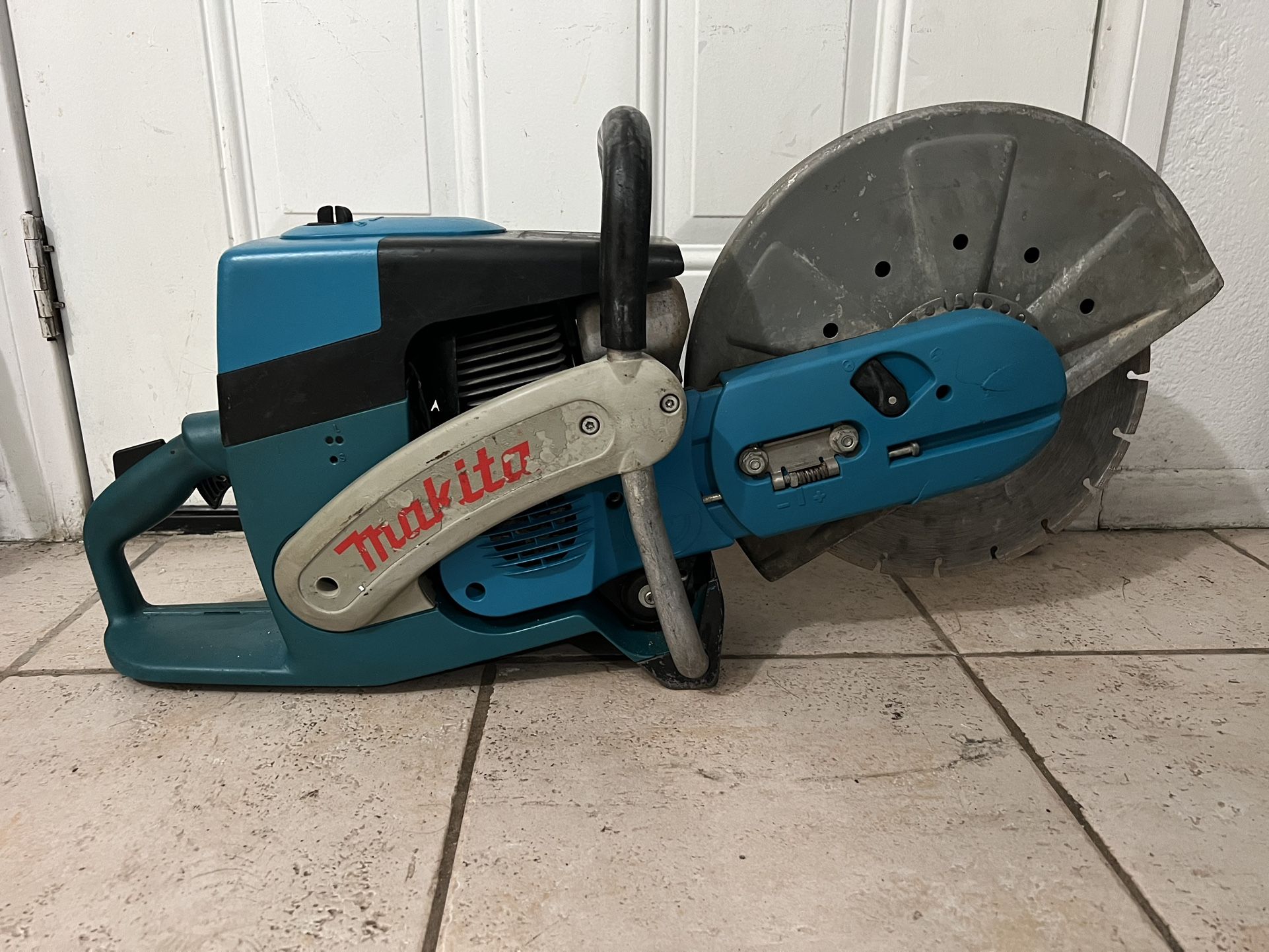 Makita cut off saw, 14 inch, Good condition, Work perfectly