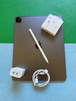 Apple IPad Pro 12.9” 5th Generation (M1 chip/ Face ID/2021) 128GB with pen, keyboard & Accessories