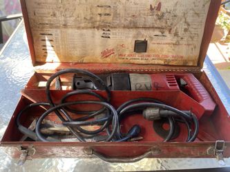 MILWAUKEE SAWZALL CORDED WITH ITS CASE WORKS GREAT