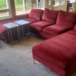 Red burgundy velvet U shape sectional couch with gold legs .Demensions 121x72x35. Cushion on has zippers & machine washable.