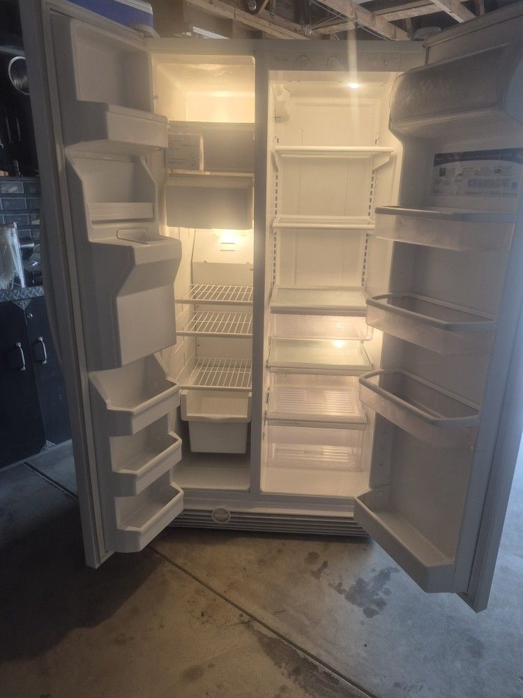 WHIRLPOOL REFRIGATOR FREEZER WITH ICEMAKER