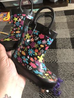Rain boots 4/5 brand new tried on do not fit