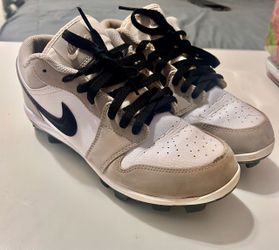 Baseball cleats
