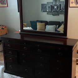 Dresser With Mirror