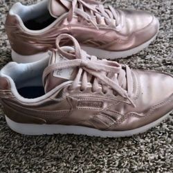 Shoes Size  7/1/2  Adidas 