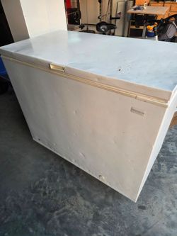 Frigidaire Chest Freezer (9 cuft)
