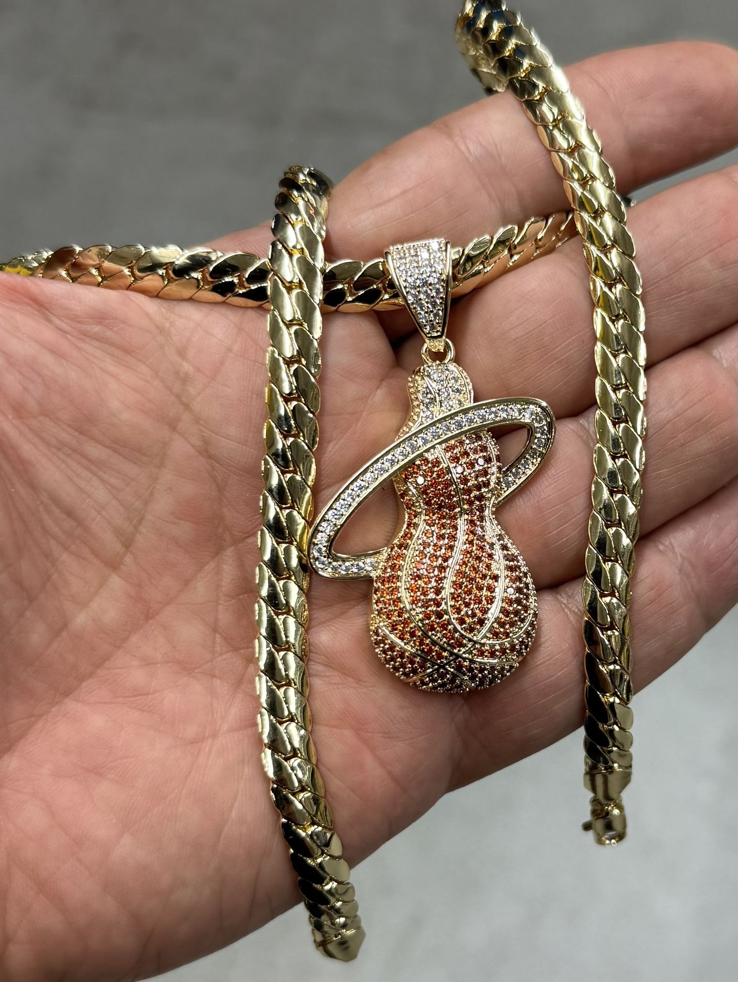 Prongs setting diamonds CZ stones  pendant and necklace 