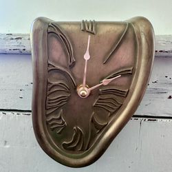 New Haven Kirch & Co melting shelf sitter clock inspired by Salvador Dalí's "The Persistence of Memory Works great comes With battery
