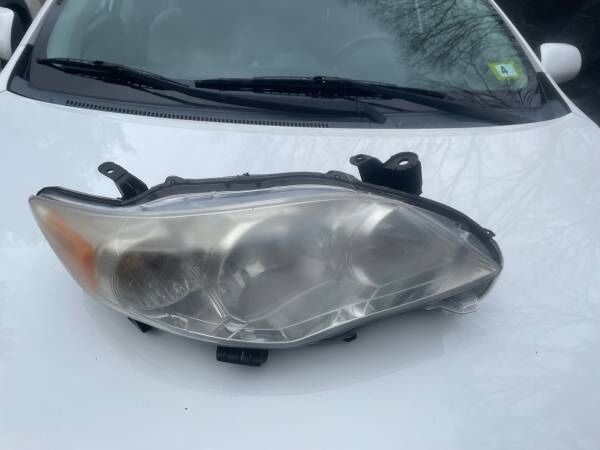 Right headlight for a 2011 to 2013 Coroll