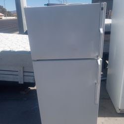 Nice Working White GE Refrigerator 