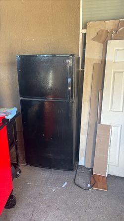 Kenmore Black Top-Freezer Refrigerator
