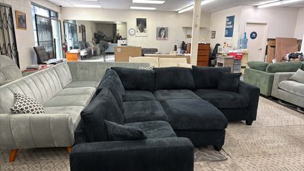 New Corduroy Sectional Couch with Ottoman! Free Delivery 🚚..