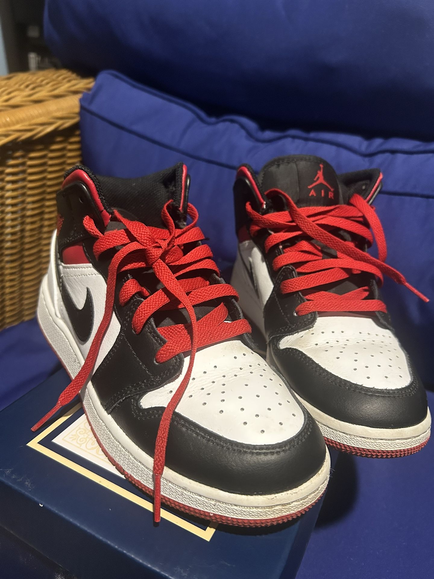 Boys 5.5 Y Jordan 1s Mid