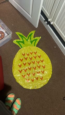 Extra large refillable, helium, pineapple, balloon. Does not come inflated. Only used once.