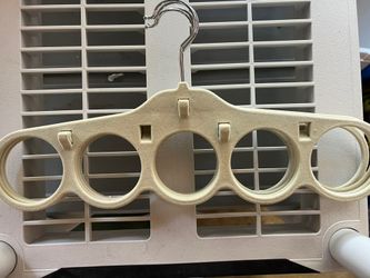 (4) INTERLOCKING SCARF/TIE/BELT HANGERS