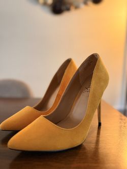 Modern high yellow shoes.
