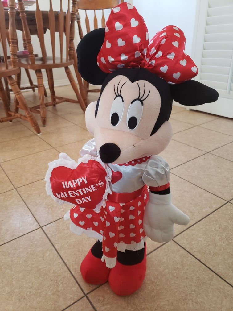 Minnie mouse valentine's greeter