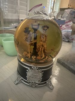 Skeleton Couple 6x5 inch Snow Globe Hanging by Lamp Post Musical Halloween