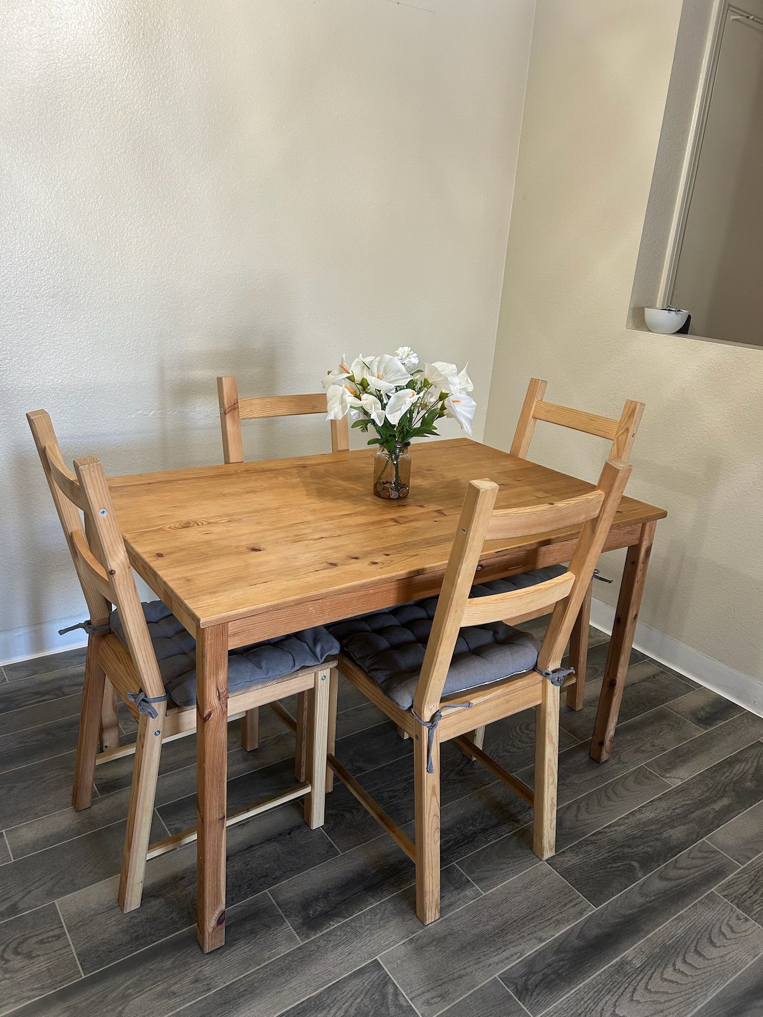 Table with 4 chairs