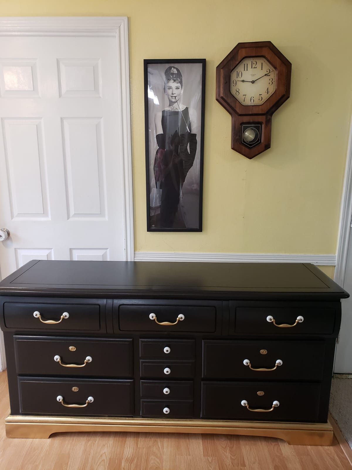 (Pending pick up!!!!)Beautiful Black DresserDresser color negro for