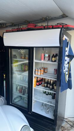Beverage refrigerator
