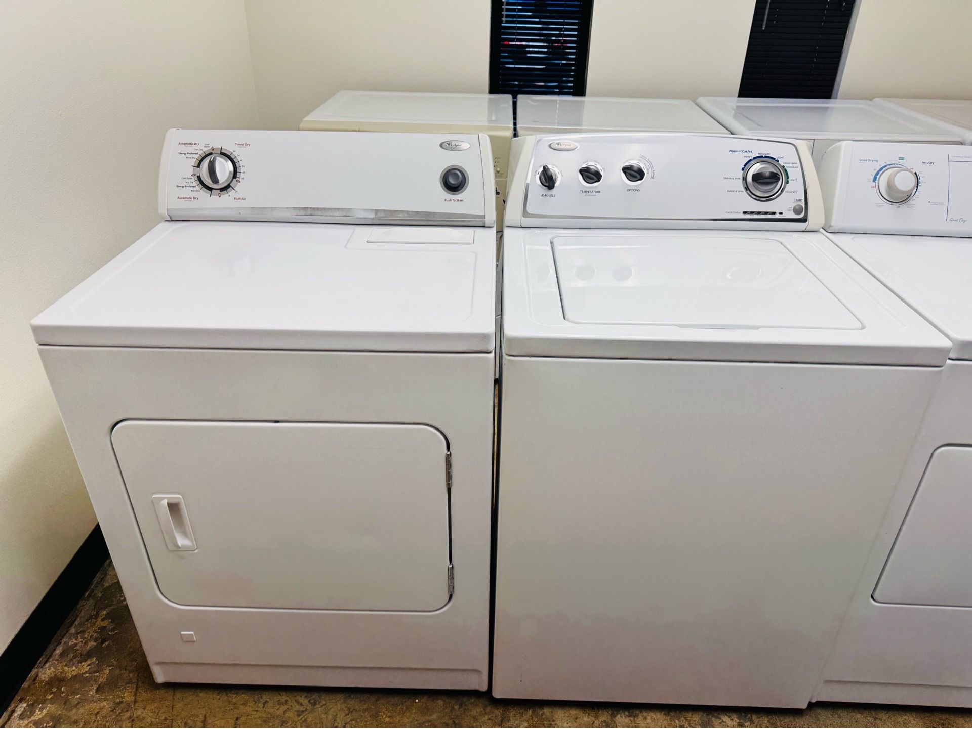 Whirlpool washer and gas dryer set