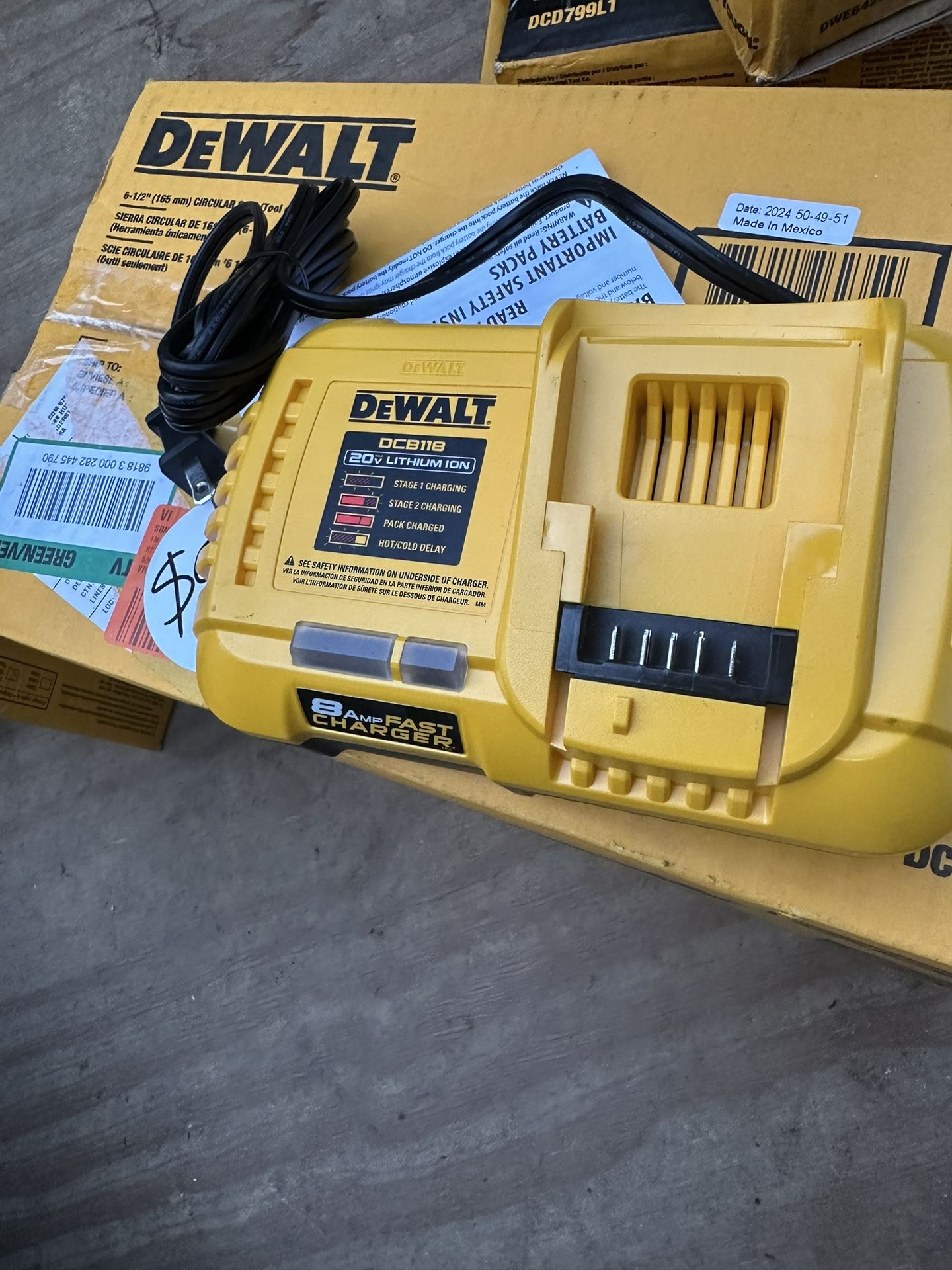 20V MAX Lithium-lon Fan Cooled Fast Battery Charger