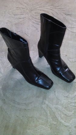 Size 11 black boots warn maybe twice good condition