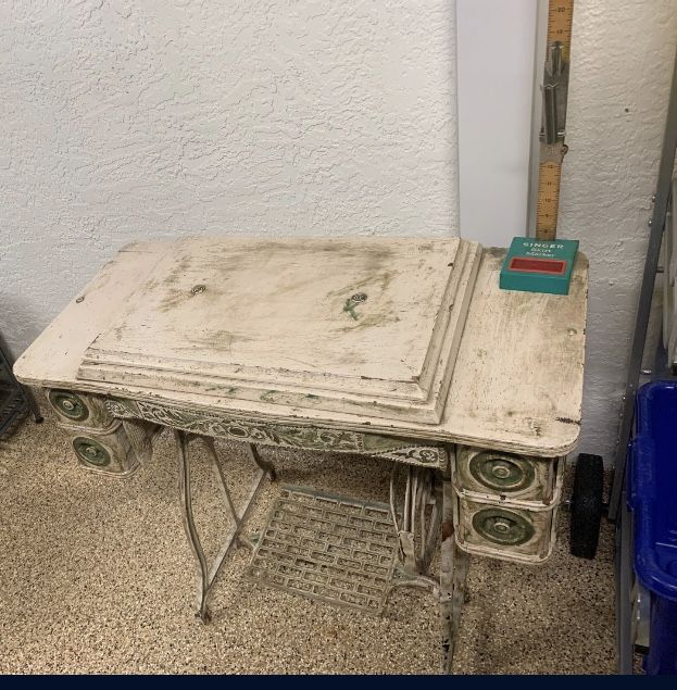 Antique Sewing 🧵 Machine