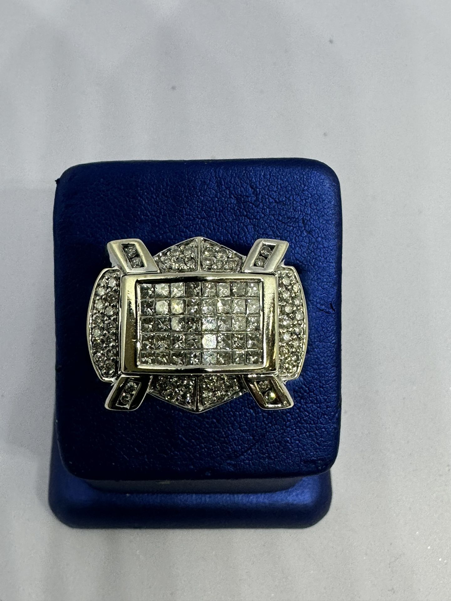 14 K White Gold With SI2 π