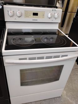White electric glass top stove with warranty delivery Available fee depends on address 🛣️🏠🛻