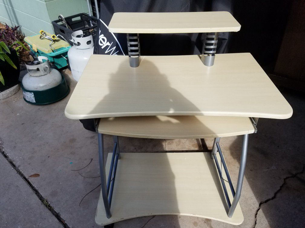 Small used computer desk. Good condition.