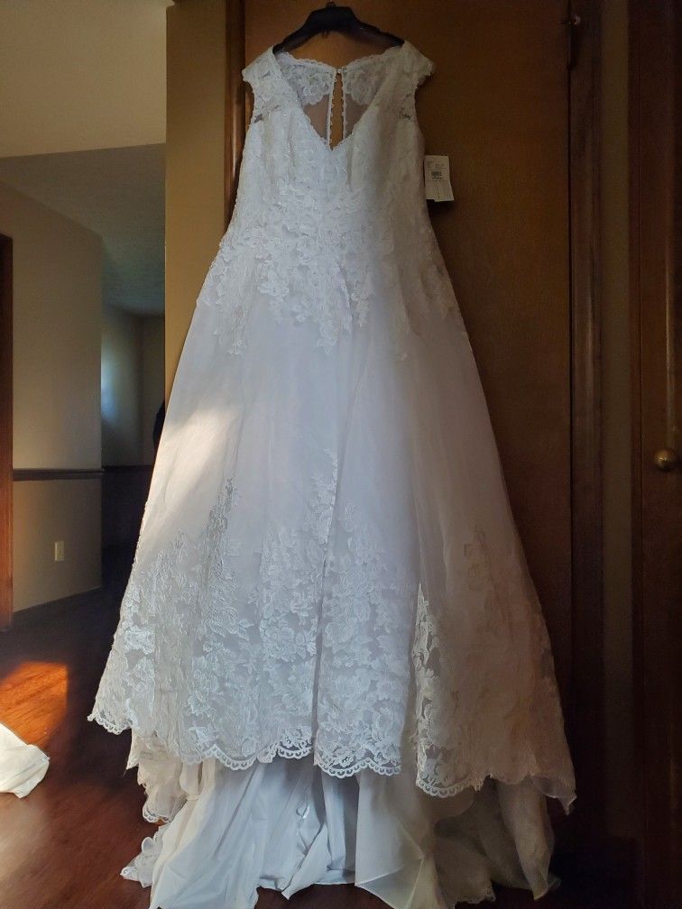 David's Bridal Wedding Dress $900 OBO