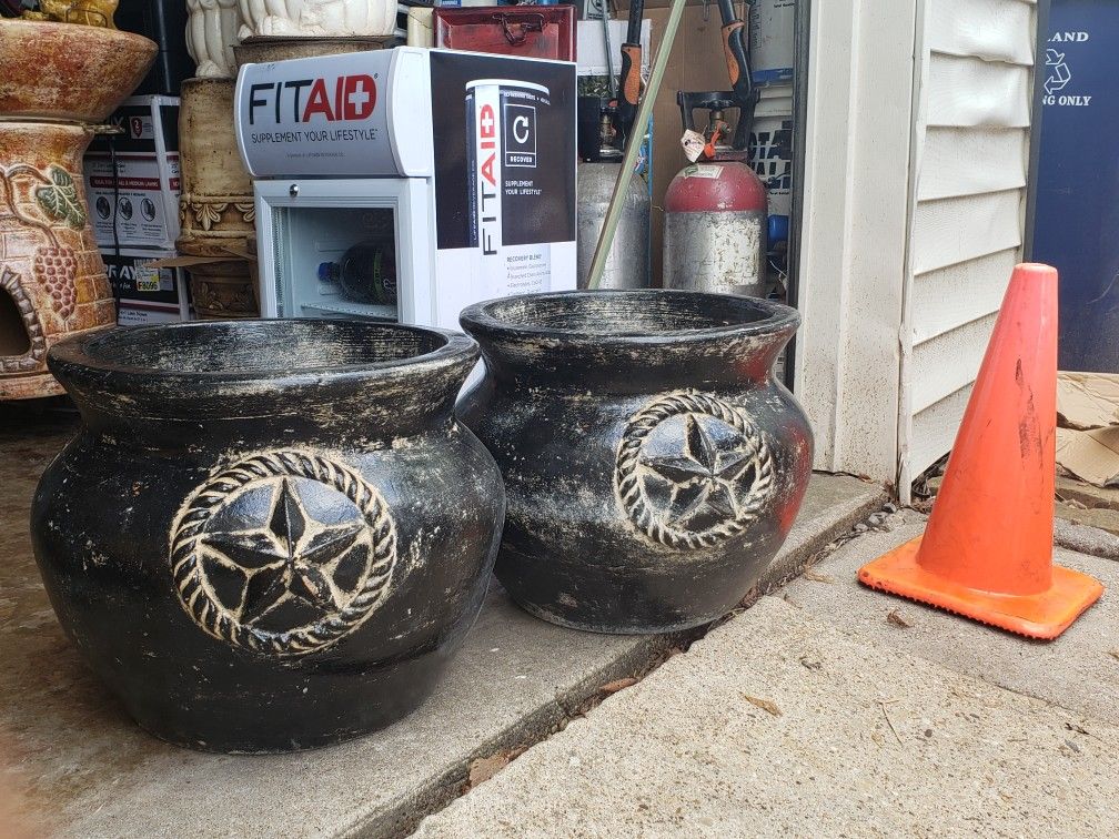Black clay flower pots