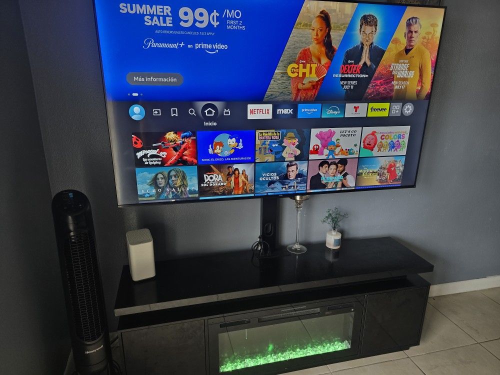 TV 65" TCL Con Mesa De Chimenea Con Soporte TV