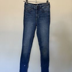Hollister Women’s Skinny Jeans in Medium Blue Wash