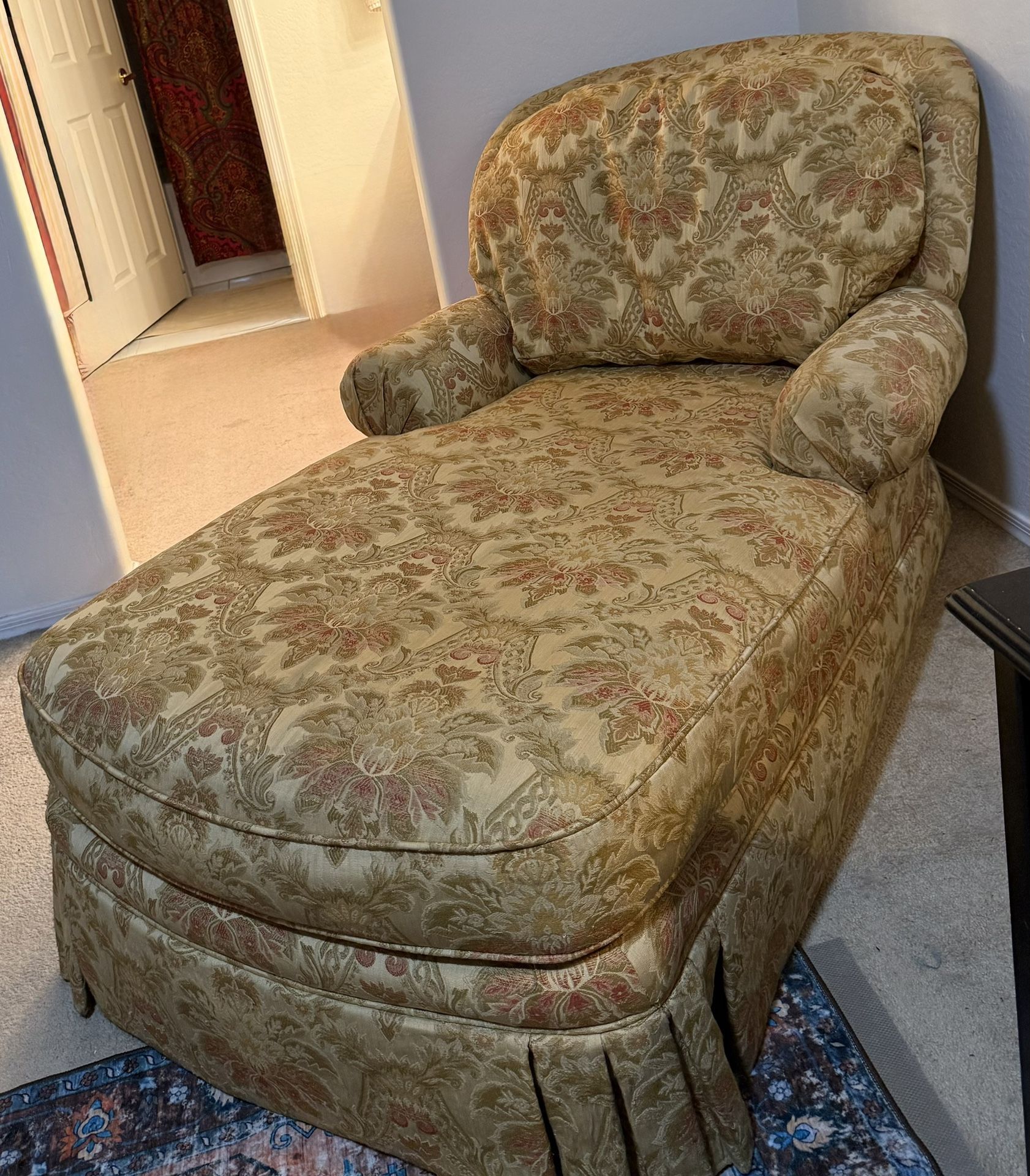 Rothschild Chaise Lounge. Like New!