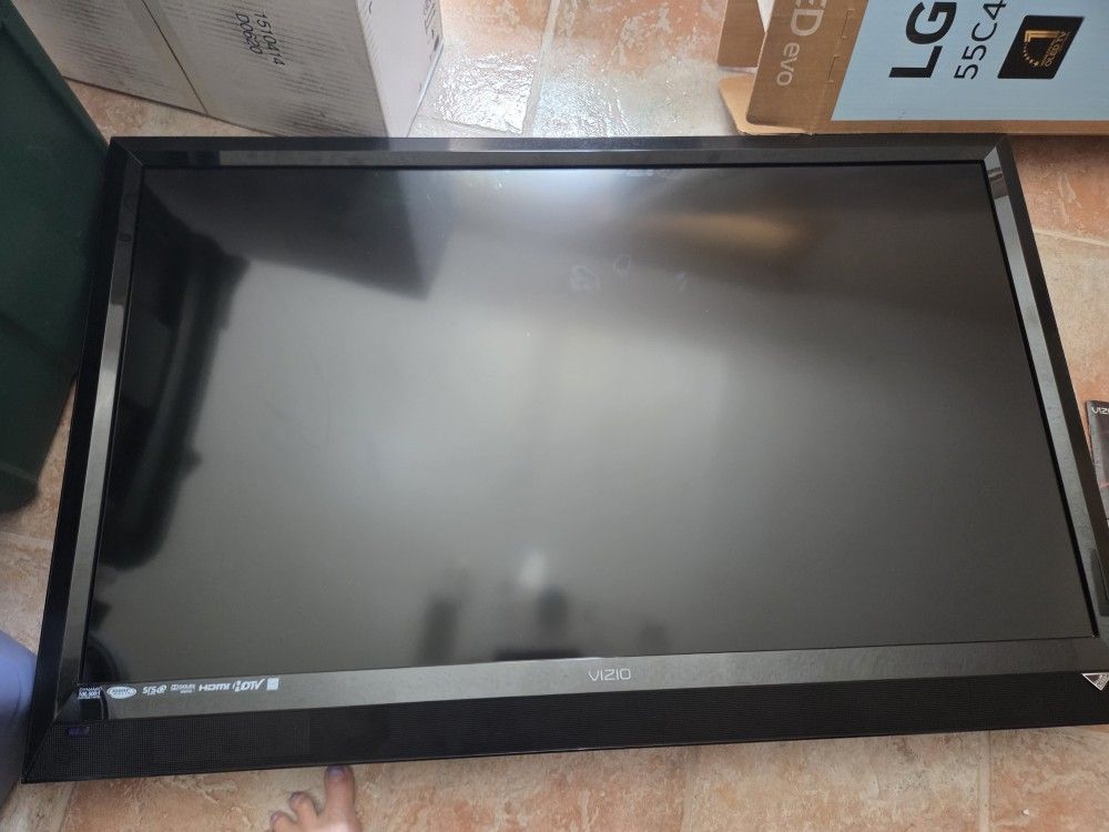 VIZO LCD HDTV  47 IN