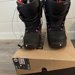 Snowboarding boots 