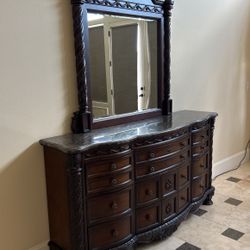 Dresser With Mirror