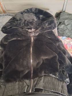 Faux fur cropped zipped up bomber jacket