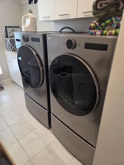 LG Deluxe Washer & Dryer Combo