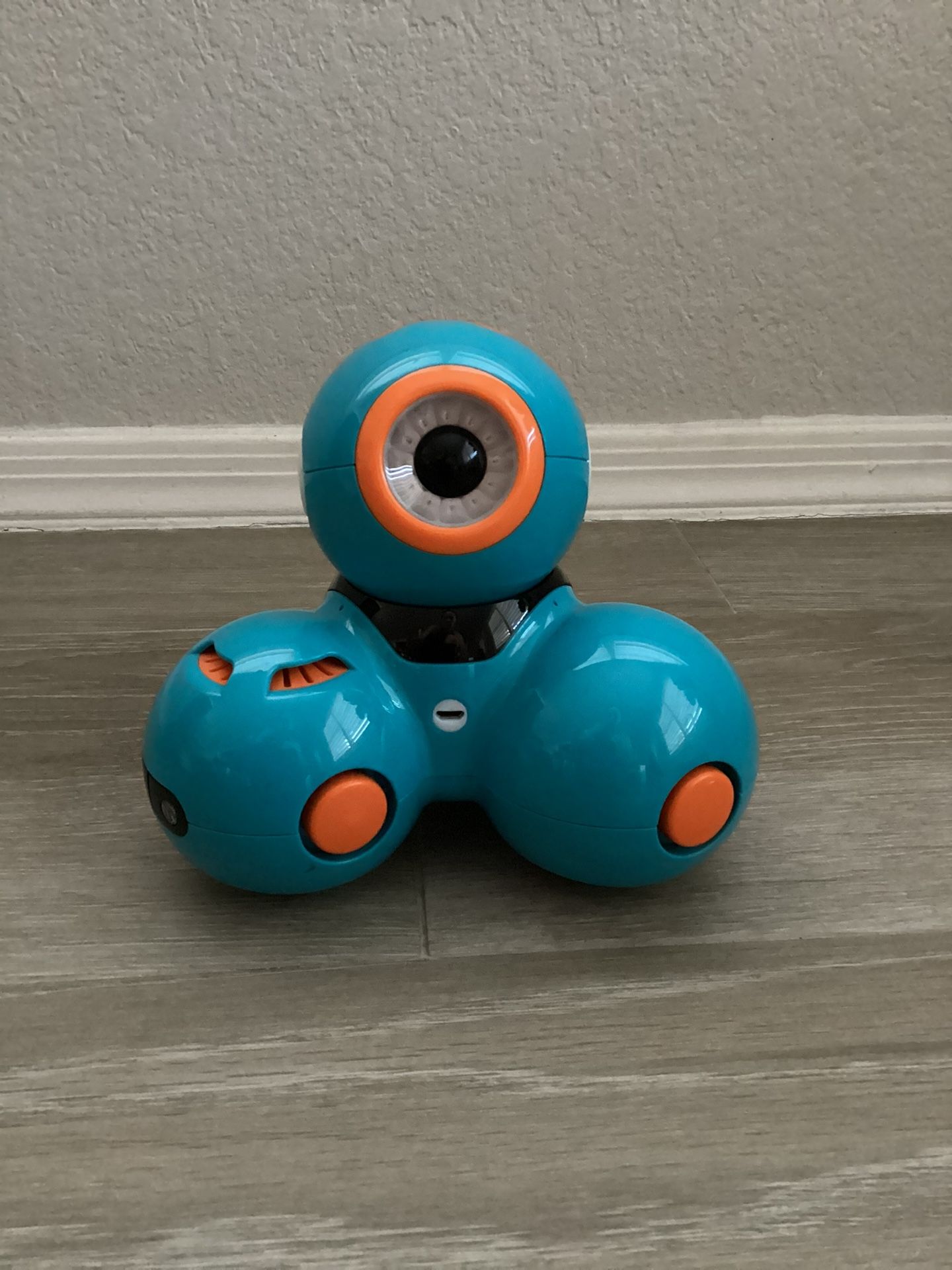 Wonder Workshop Dash Robot - Coding Robots for Kids 6+ - Voice Activated STEM Robot Toys - Interactive, Educational & Programmable