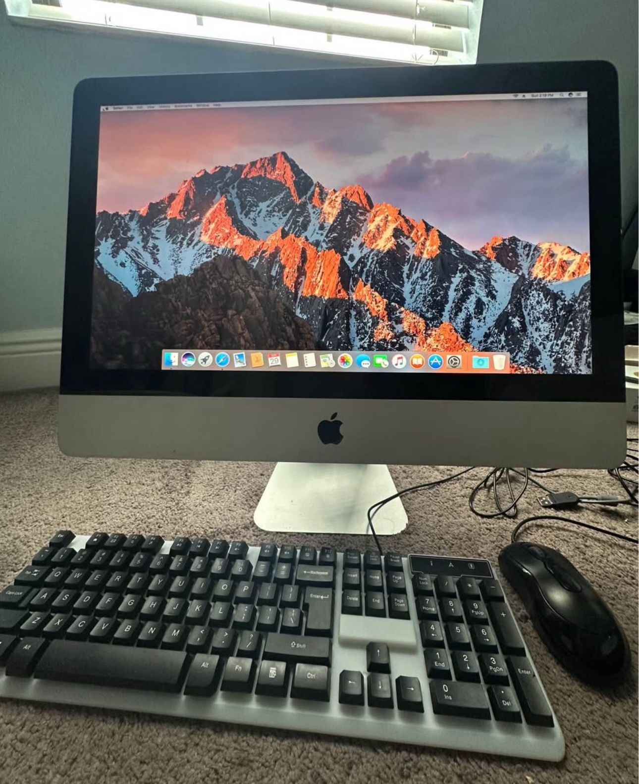 Apple iMac 21.5inch With Keyboard And Mouse