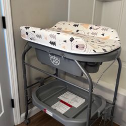 Free Changing table and bathtub for babies